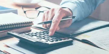 Loja que aumentou jornada de trabalho de empregada sem o seu consentimento deve pagar adicional de horas extras