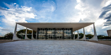 Ministro determina suspensão de processos sobre validade de norma coletiva que restringe direito trabalhista