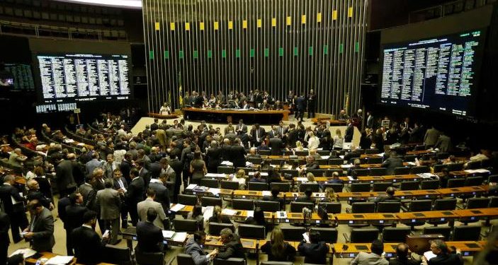 Parte da bancada de policiais do PSL ameaça não votar na reforma caso classe não seja atendida