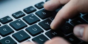 Cabe multa cominatória em ação de fornecimento de dados para identificar ofensor virtual, decide Quarta Turma