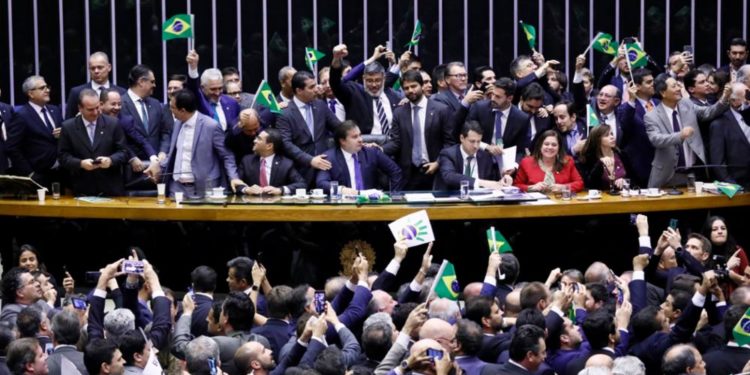 Com 379 votos favoráveis, Câmara aprova texto-base da reforma da Previdência