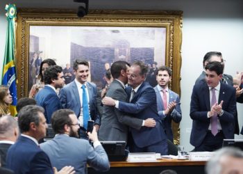 Comissão especial da Câmara aprova texto-base da reforma da Previdência com 36 votos a 13