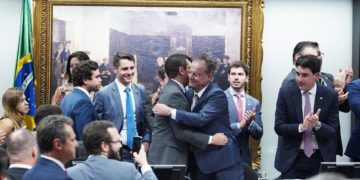 Comissão especial da Câmara aprova texto-base da reforma da Previdência com 36 votos a 13