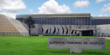 Não é cabível ação anulatória para discutir prova nova ou erro de fato em sentença transitada em julgado