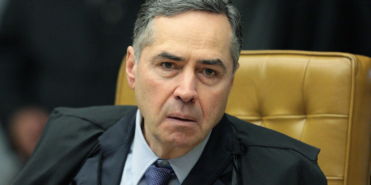 Ministro Barroso estabelece prazo de 15 dias para manifestação do presidente Bolsonaro à interpelação da OAB