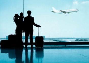 Companhia área é condenada a indenizar casal após impedir embarque de criança