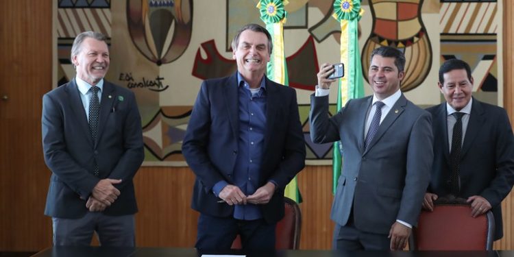 Bolsonaro sanciona projeto de que altera o Estatuto do Desarmamento