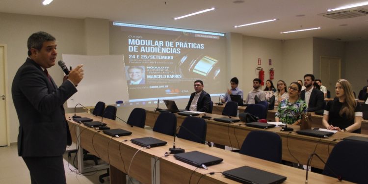 Marcelo Barros ministra aula sobre audiência trabalhista na OAB/RN