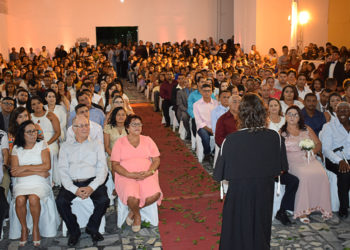 Casais oficializam suas uniões em solenidade gratuita no bairro das Rocas
