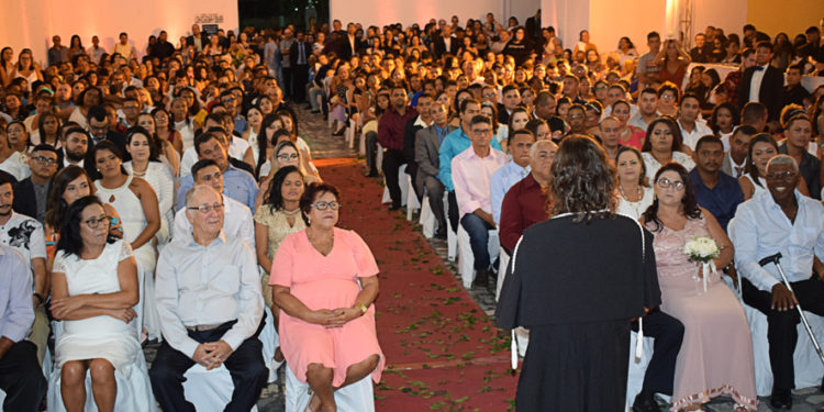 Casais oficializam suas uniões em solenidade gratuita no bairro das Rocas