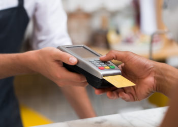 Loja que aceita cartão com senha sem exigir identificação não pode ser responsabilizada por uso indevido