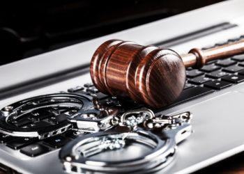 Absolvição de cúmplice de crime não implica em mesma decisão para outros envolvidos