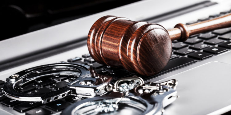 Absolvição de cúmplice de crime não implica em mesma decisão para outros envolvidos