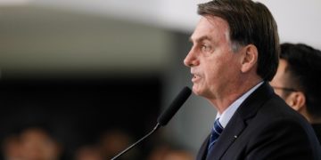 Ministro notifica presidente Jair Bolsonaro a explicar fala sobre participação de ONGs em queimadas