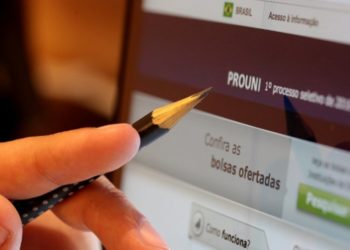 Estudante que teve pequeno acréscimo de renda consegue manter bolsa integral do Prouni