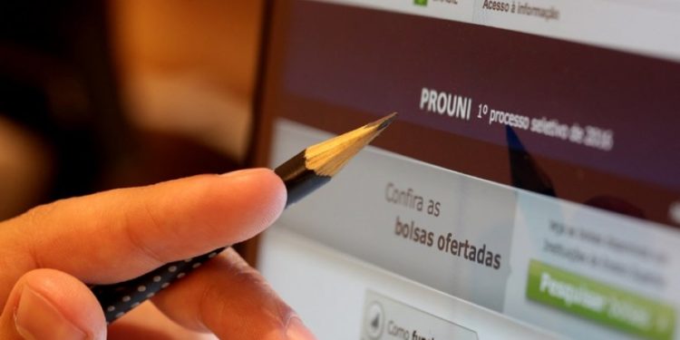 Estudante que teve pequeno acréscimo de renda consegue manter bolsa integral do Prouni