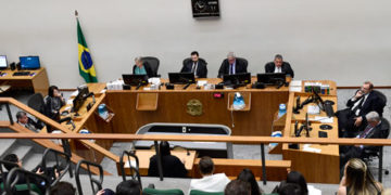 Benefício da saída temporária é compatível com prisão domiciliar por falta de vagas em semiaberto