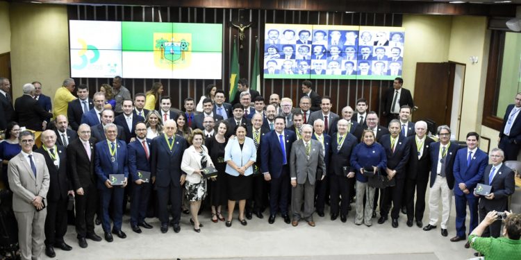 Constituintes Estaduais recebem comenda Arnóbio Abreu no Legislativo Potiguar