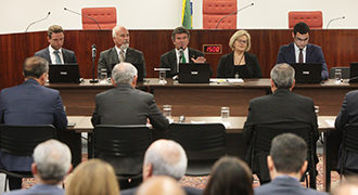 Audiência de conciliação convocada pelo ministro Luiz Fux debate horário de tribunais