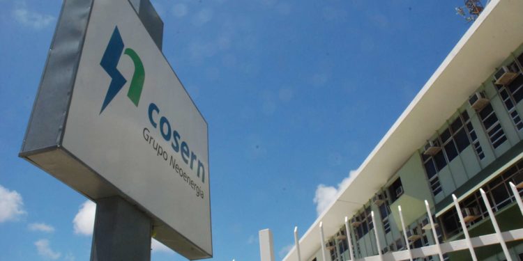 Cosern deve consertar máquina de gelo de colônia de pescadores queimada após queda de energia
