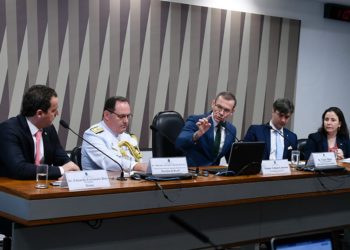 União pode ser responsabilizada por óleo em praias do Nordeste, aponta debate