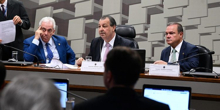 CAE aprova e regra para distribuir bônus do pré-sal vai com urgência a Plenário