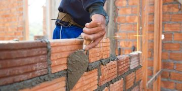 É possível penhora de bem de família para pagar dívida de empreitada para construção parcial do imóvel