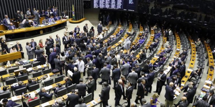 Plenário aprova proposta que beneficia mulheres marisqueiras