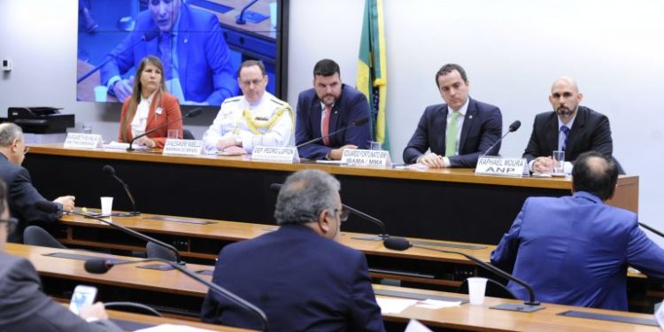 Ibama diz que não sabe quanto óleo ainda falta chegar às praias