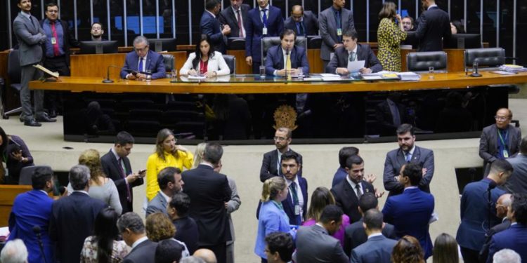 Plenário mantém na pauta discussão sobre porte de armas; votação pode ocorrer nesta quarta-feira (30)