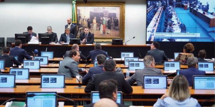 Relatora diz que deputados se mobilizam para aprovar a PEC da prisão em 2ª instância
