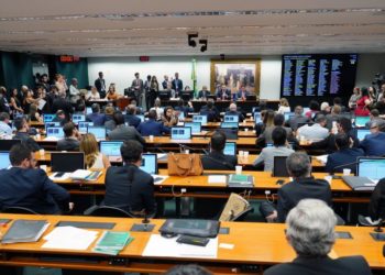 CCJ aprova sede de banco dos Brics e adia votação de segunda instância para terça