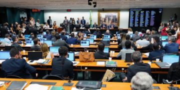 CCJ aprova sede de banco dos Brics e adia votação de segunda instância para terça