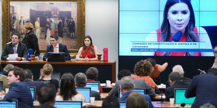 Após 12 horas de reunião, CCJ encerra discussão sobre prisão em segunda instância