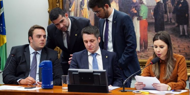 CCJ aprova admissibilidade da PEC que permite prisão após 2ª instância