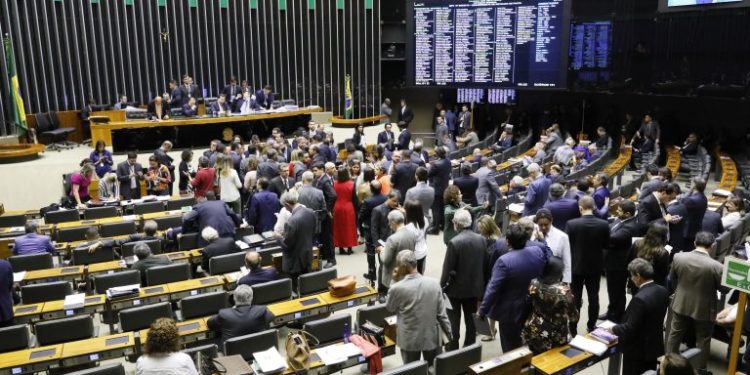 Câmara aprova MP que cria o programa Médicos pelo Brasil