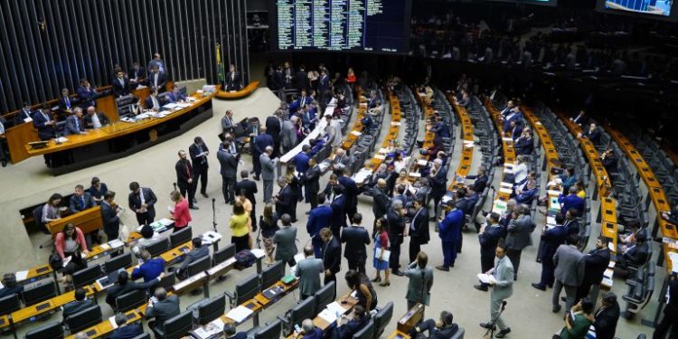 Câmara aprova permissão para clube de futebol se transformar em empresa