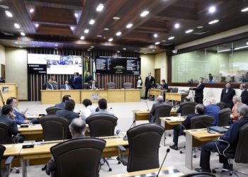 Após 6 horas de debate, deputados aprovam crédito para pagamento de servidores