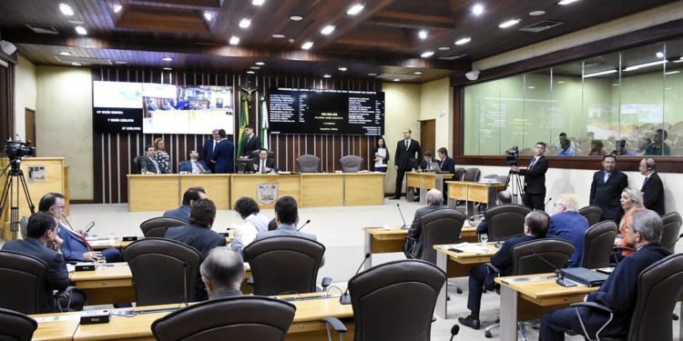 Após 6 horas de debate, deputados aprovam crédito para pagamento de servidores