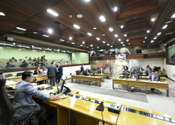 DEPUTADOS APROVAM LOA E ENTRAM EM CONSENSO AO APROVAR 10% DE REMANEJAMENTO