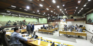 DEPUTADOS APROVAM LOA E ENTRAM EM CONSENSO AO APROVAR 10% DE REMANEJAMENTO