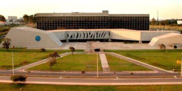 Ex-empregado não pode permanecer em plano de saúde coletivo cancelado pelo empregador