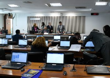 Escolas podem ser obrigadas a contar com intérpretes de Libras