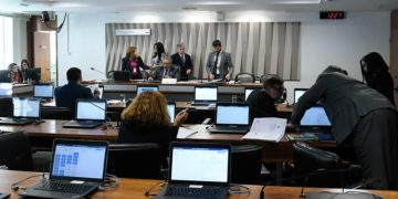 Escolas podem ser obrigadas a contar com intérpretes de Libras