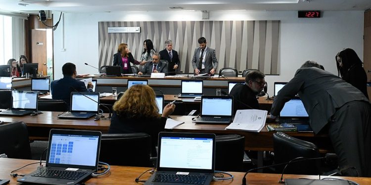 Escolas podem ser obrigadas a contar com intérpretes de Libras