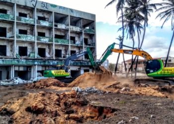 Hotel Reis Magos começa a ser demolido