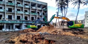 Hotel Reis Magos começa a ser demolido