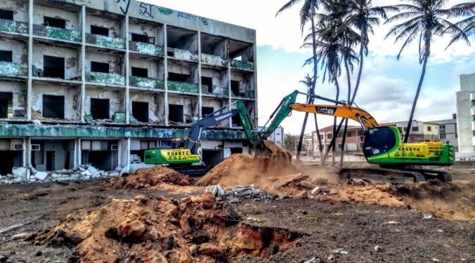 Hotel Reis Magos começa a ser demolido