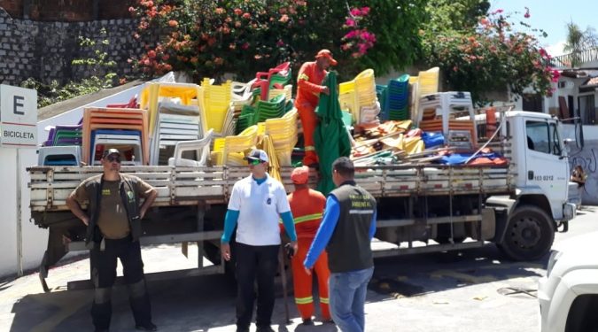 Operação Verão autua comerciantes e apreende material em Ponta Negra