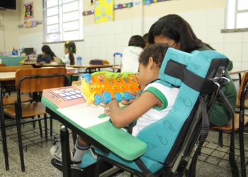 Ministro garante presença de cuidador em sala de aula para aluno com paralisia cerebral